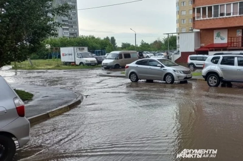 Многие дворы также оказались затопленными.