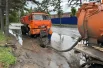 Городские службы откачивают воду после дождя.