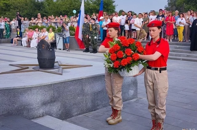 Пока одни чтут память о людях, другие даже не задумываются, на месте чего они развлекаются. 