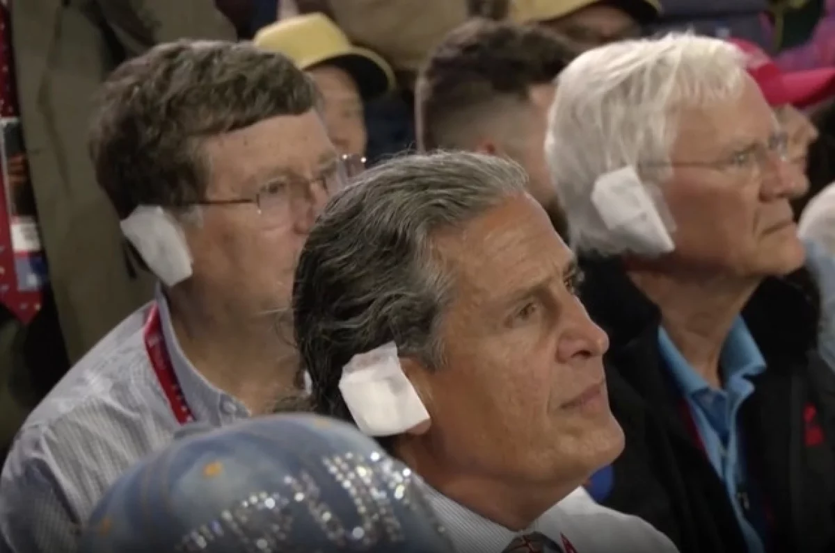 Республиканцы на съезде партии поддержали Трампа, надев на уши повязки