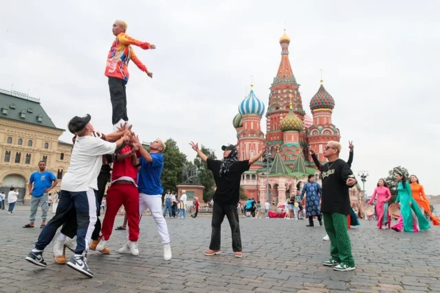 Акробаты со всего мира на Красной площади