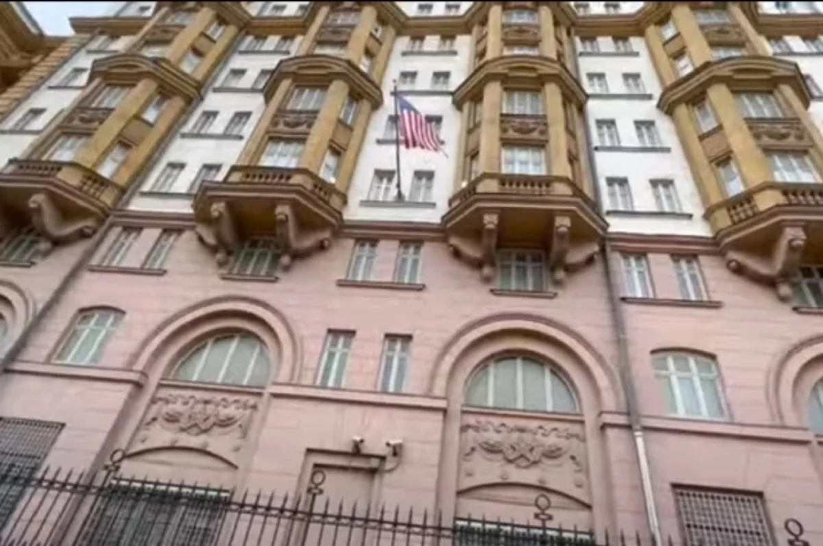 Антинатовский стенд установили у посольства США в Москве