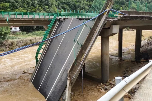 Обрушение автомобильного моста в Китае: 11 погибших