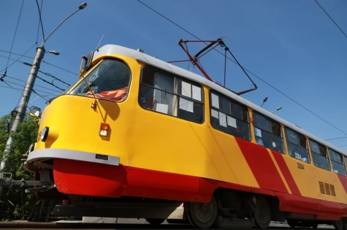 В Барнауле трамвай «прокатил» машину