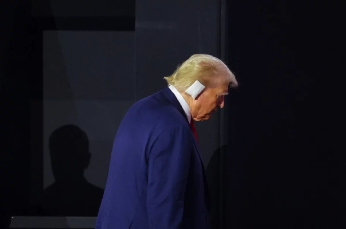 Трамп появился на публике с пластырем на ухе вместо белой повязки