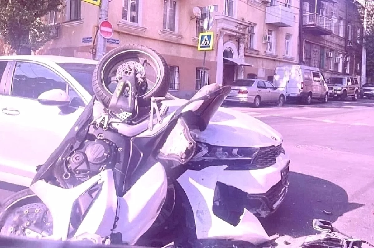 В центре Ростова столкнулись легковой автомобиль и мотоцикл