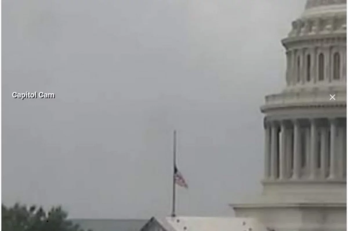 В Сети появились фото спущенных флагов США над Капитолием