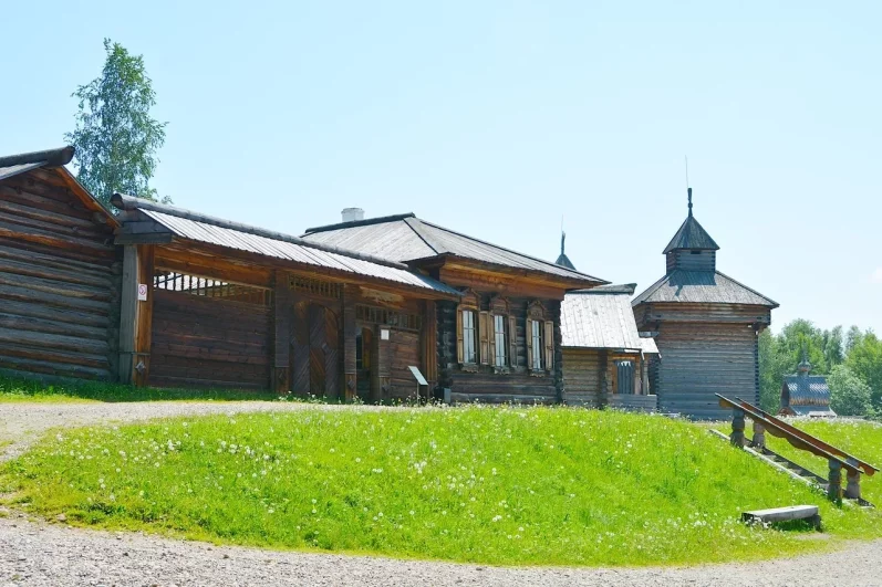 Старые дома красивые не только внутри, но и снаружи.