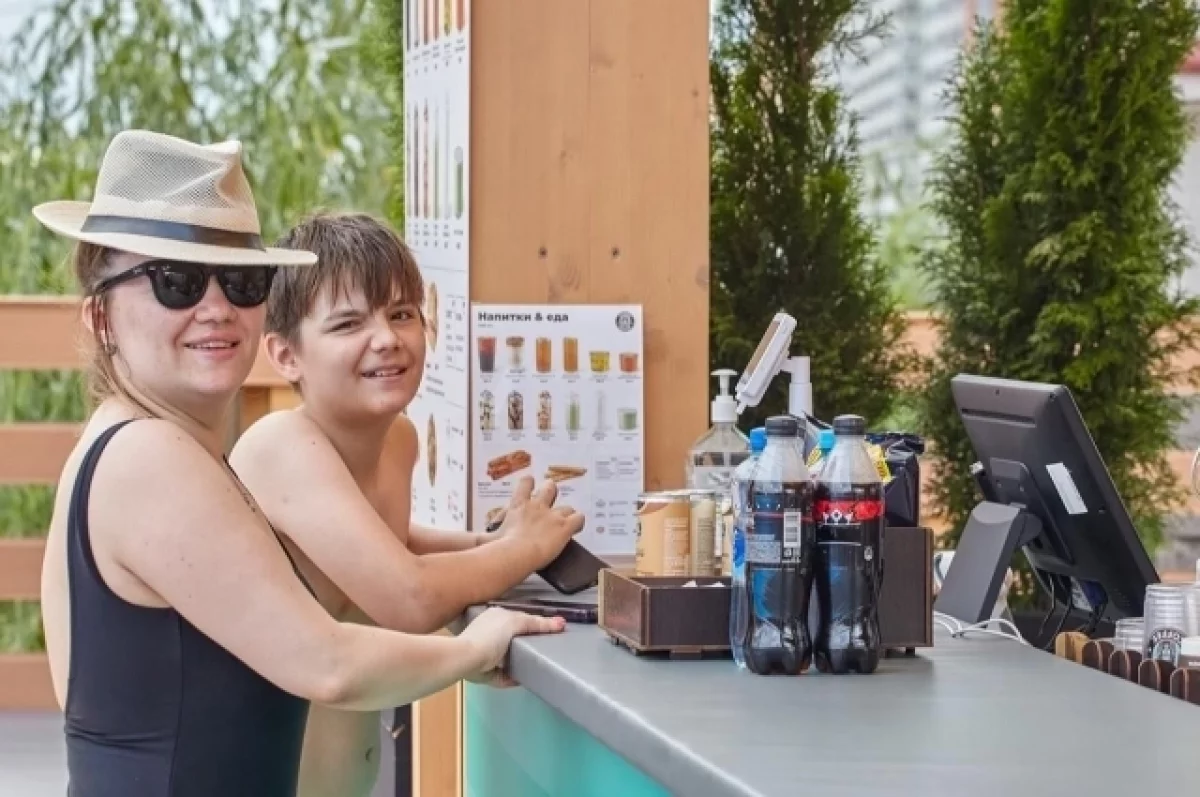 Каждый десятый посетитель бассейнов Москвы делает покупки в летних кафе