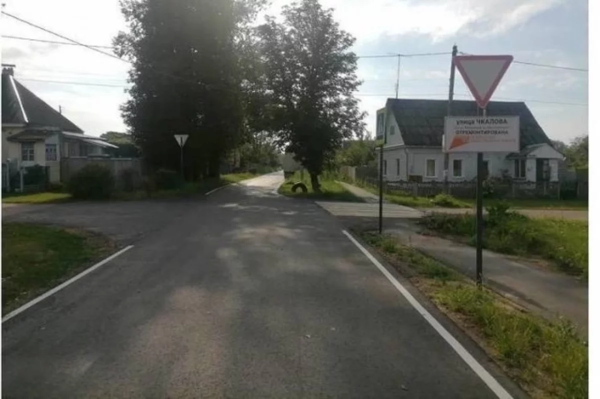 Дорожники обновили улицу Чкалова в поселке Белые Берега в Брянске