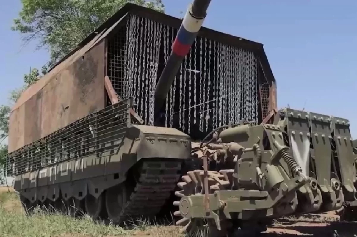 МО РФ показало танк «Родной», оборудованный катковым минным тралом