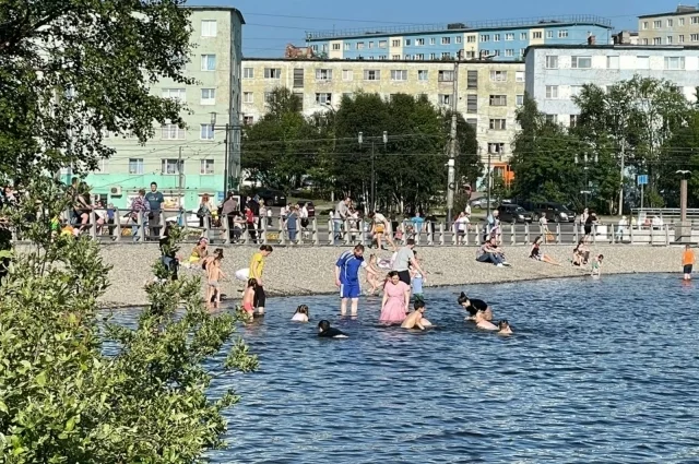 Купание разрешено только на официальном пляже, где проверено дно и взяты пробы воды, постоянно дежурят спасатели.