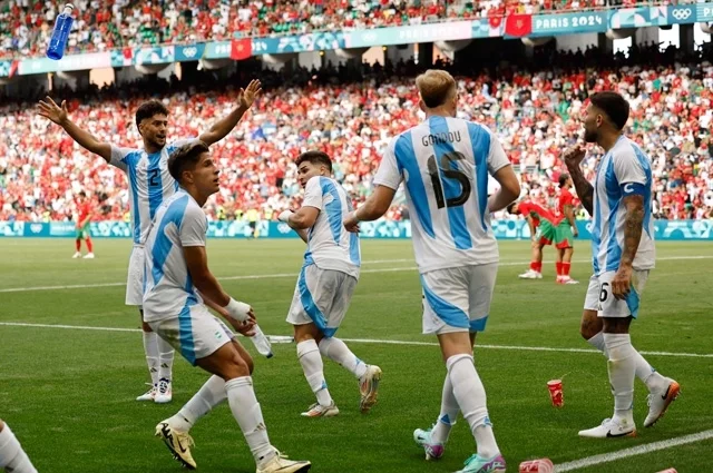 Болельщики Марокко бросают мусор в игроков сборной Аргентины после того, как Кристиан Медина забивает гол.