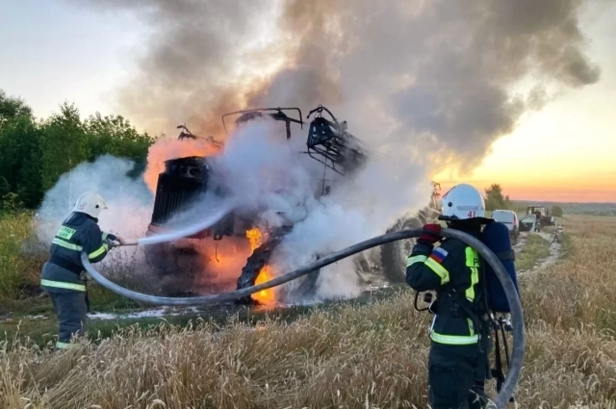 В селе Брасовского района загорелся трактор