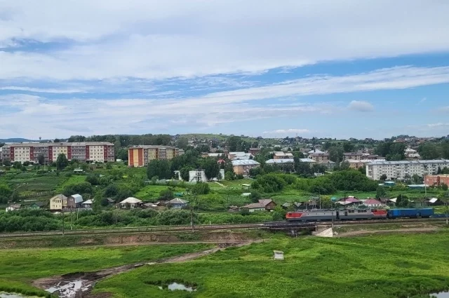 Село делит железная дорога.