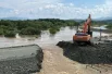 Дорожники создают промежутки в насыпях для отвода воды.