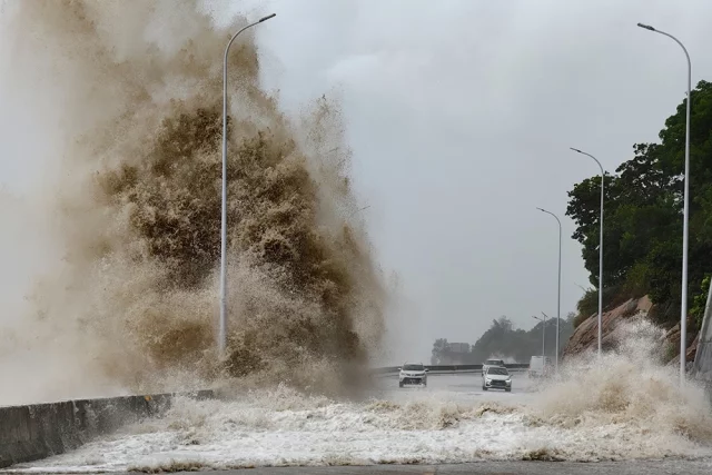 Тропический шторм в Китае: 10 фото разгула стихии
