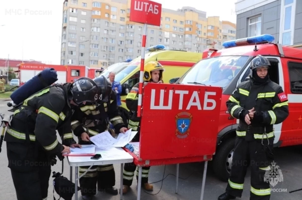 Брянские спасатели потушили условный пожар в здании МВД