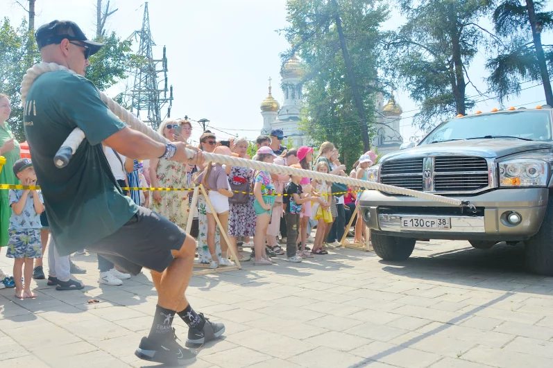 Спортсменам нужно было сдвинуть с места пикап и протащить его несколько метров.