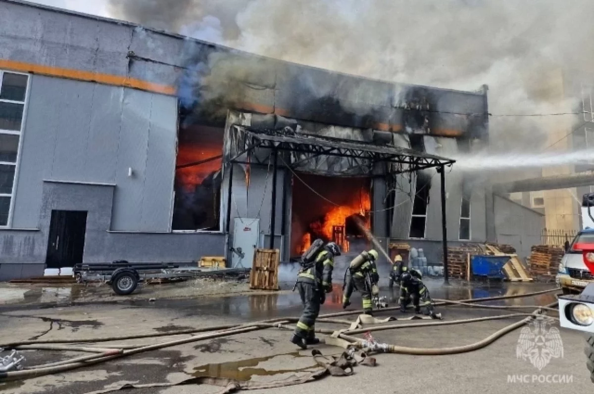 В Ярославле тушат пожар на складе площадью 1 000 кв. метров