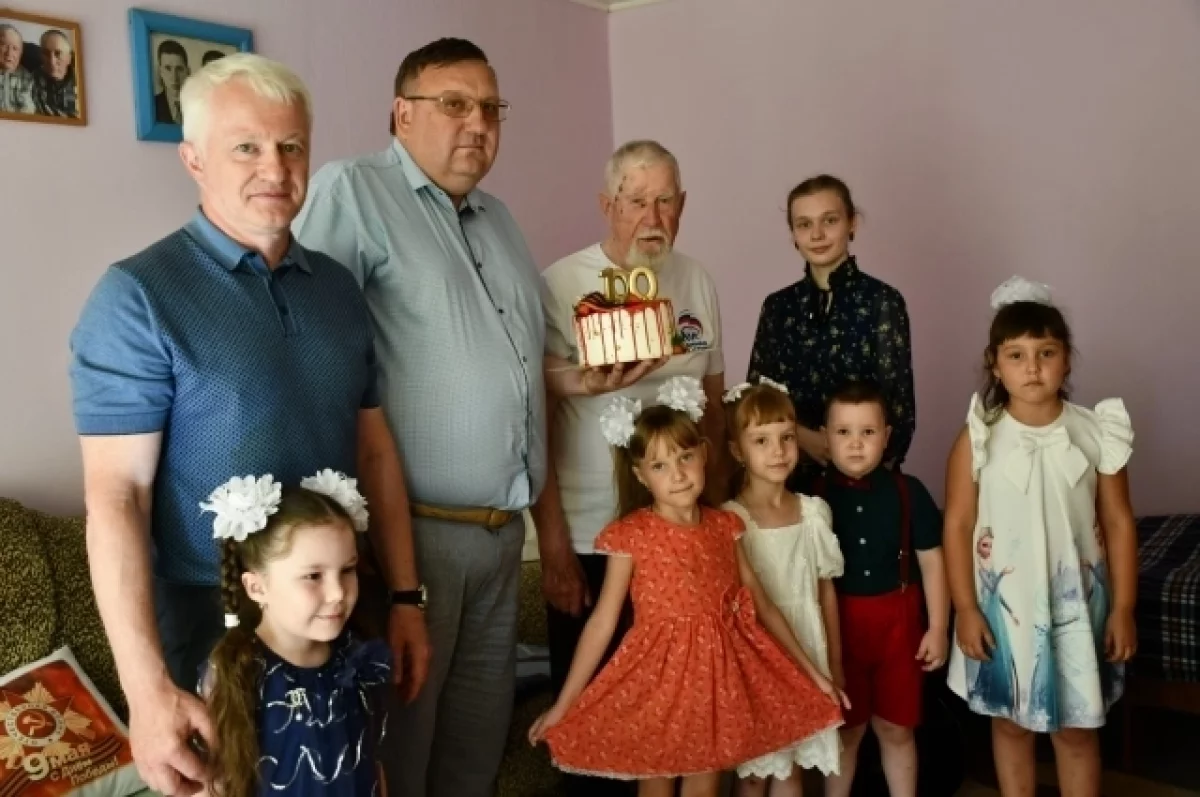 На Алтае ветерана Великой Отечественной войны поздравили со 100-летием