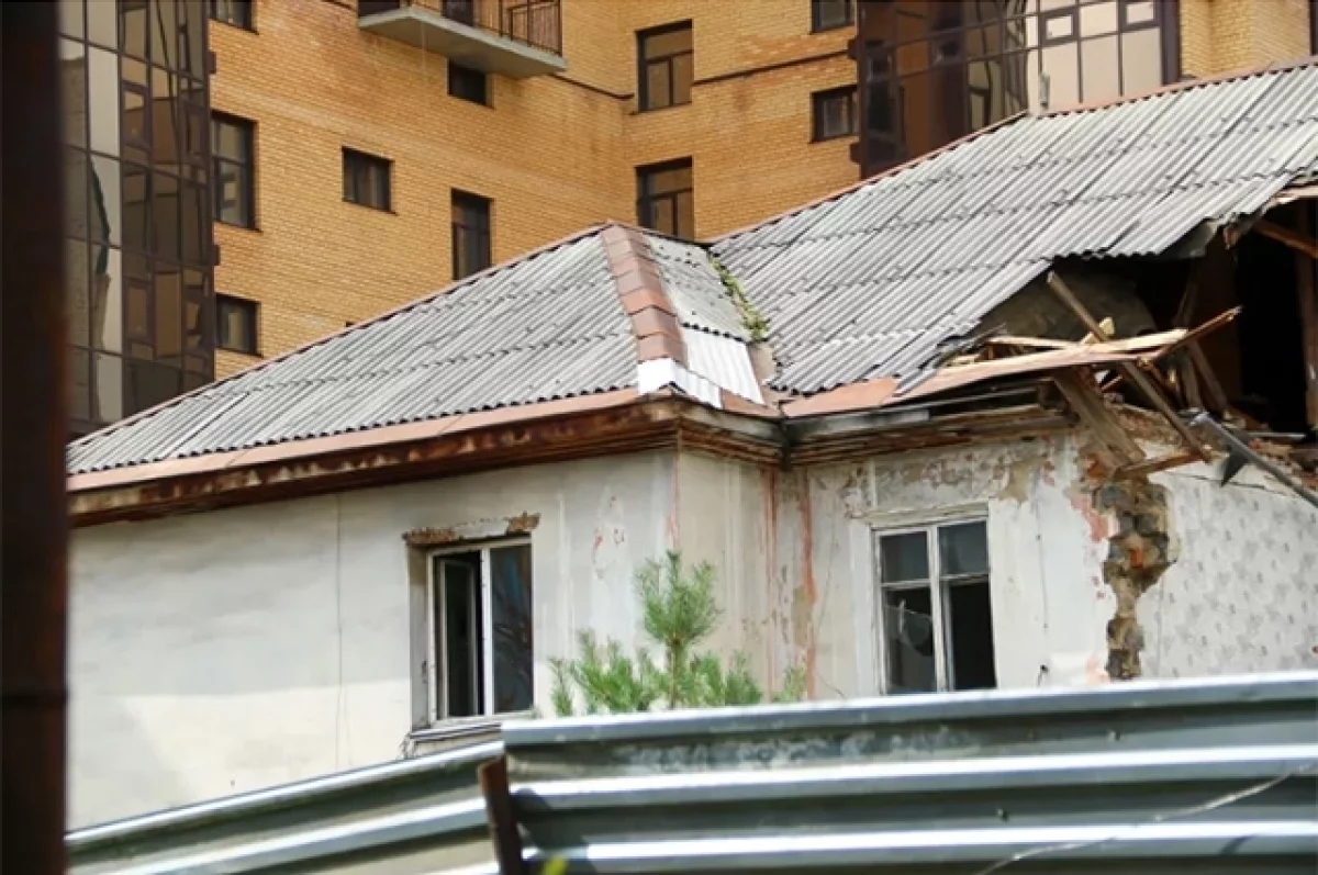 В Барнауле сносят аварийный дом на Партизанской