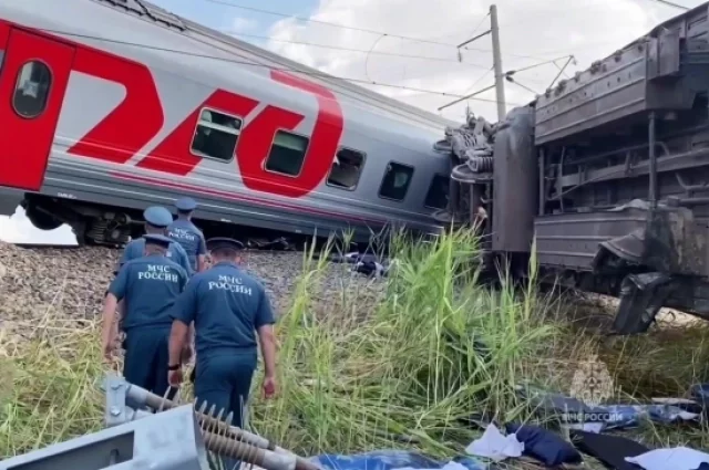 Более 110 человек  пострадали при столкновении поезда с грузовиком под Волгоградом.