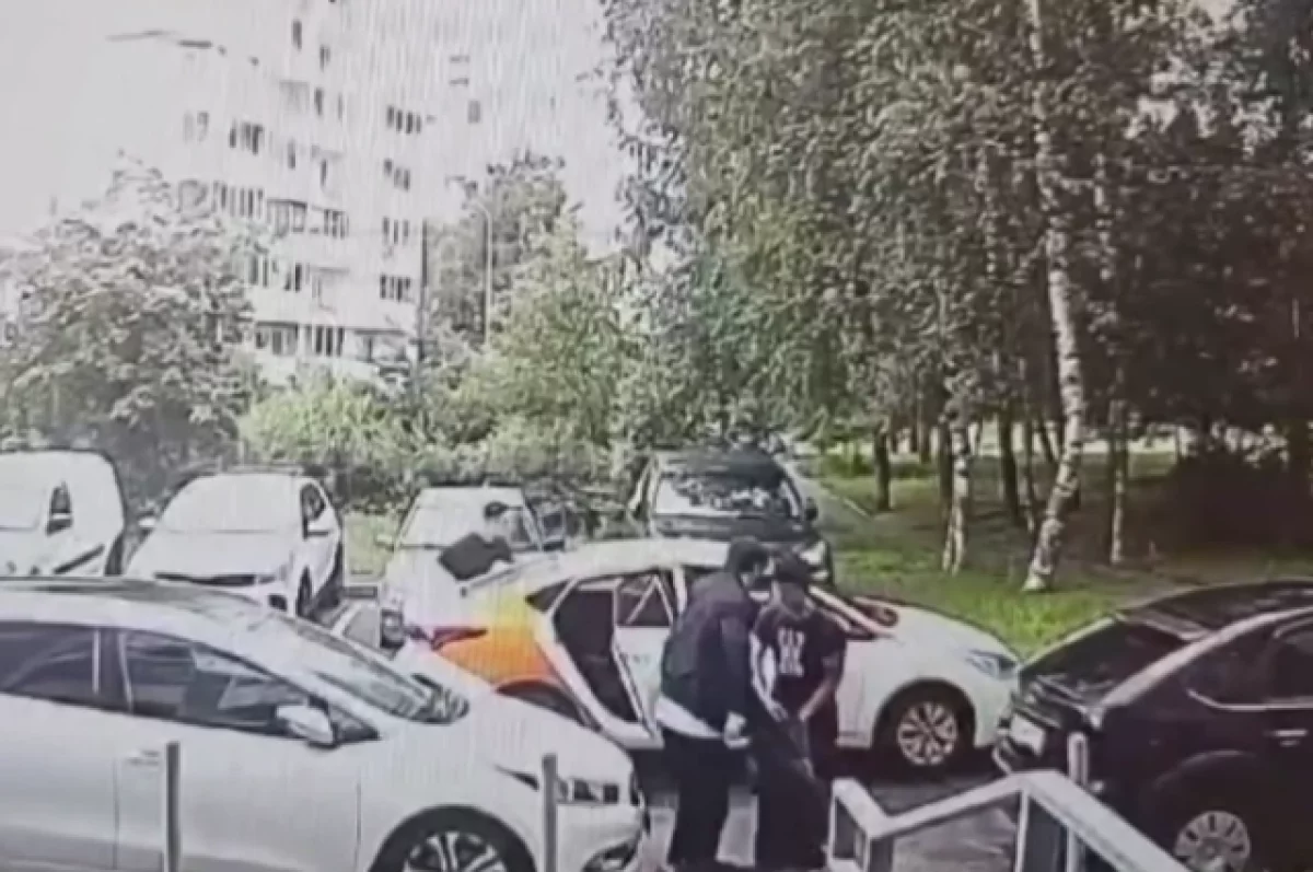 Момент похищения молодого человека в Москве попал на видео