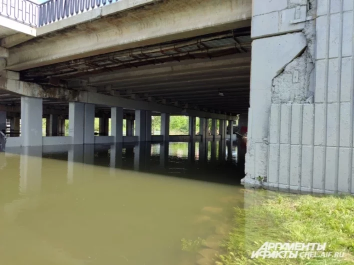 Проезжую часть под мостом полностью скрыла вода. 