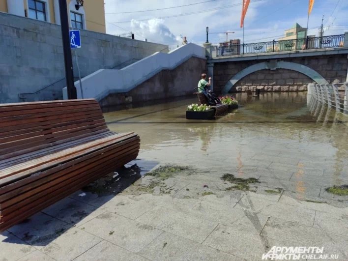 Новая набережная под водой притягивает много любопытных детей. 