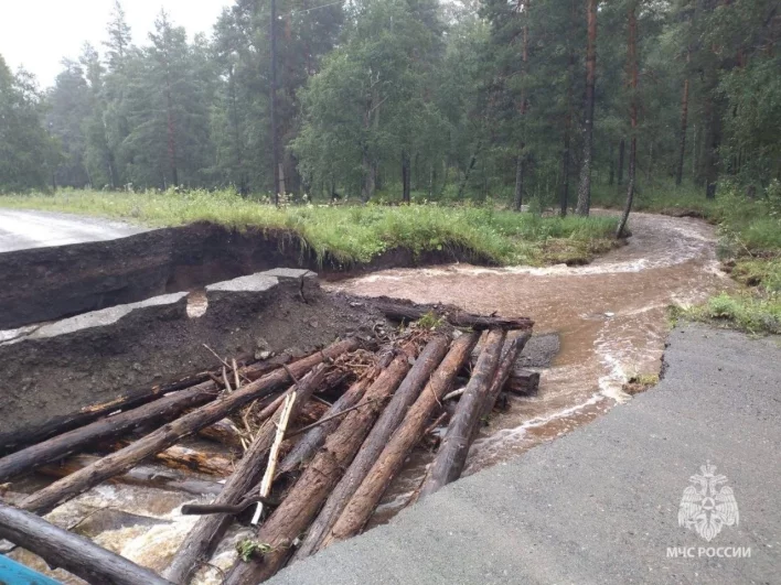 Вода разрушила дороги и мосты.