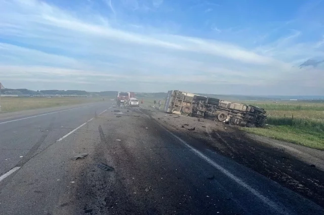 Водитель легковушки погиб на месте.