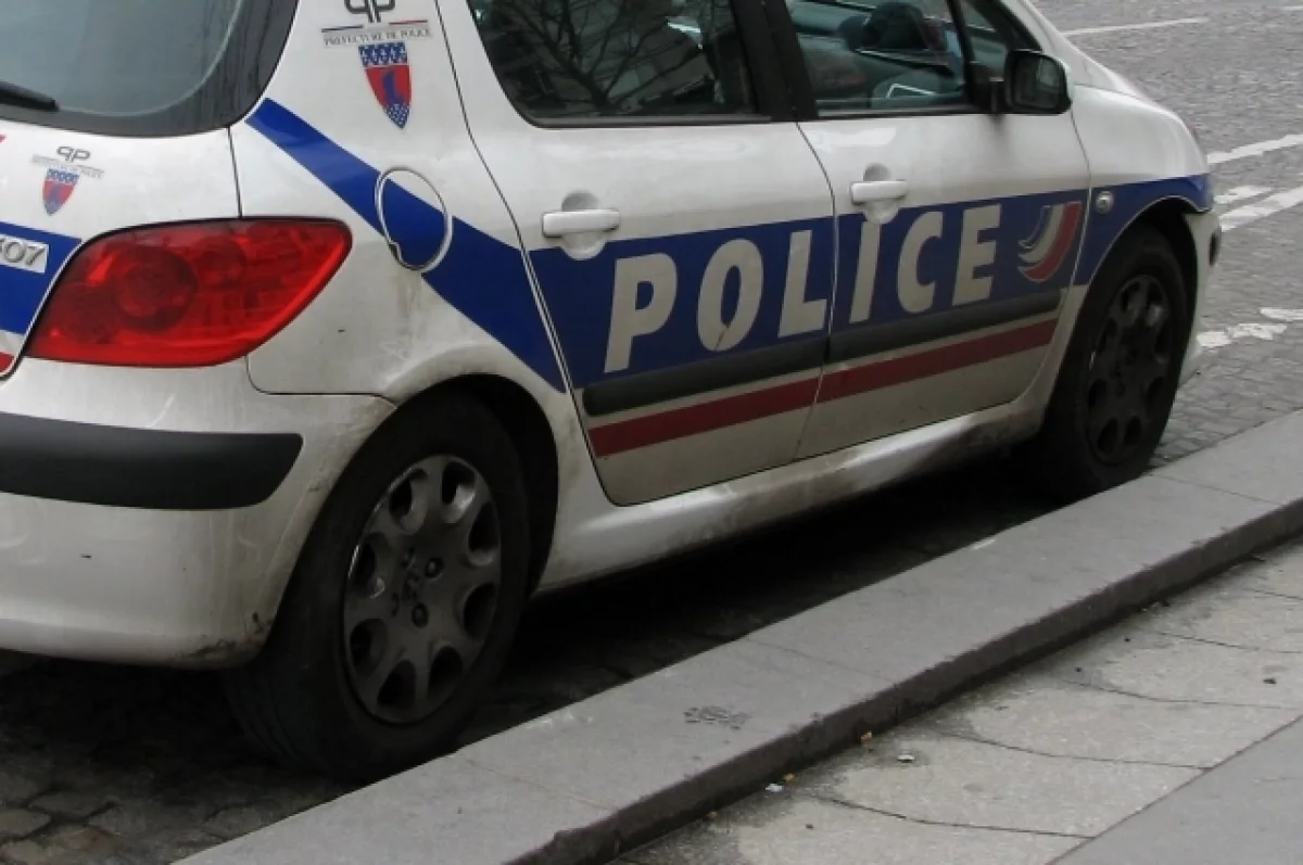 В Париже тренер по гребле справил нужду на улице и подрался с полицейскими