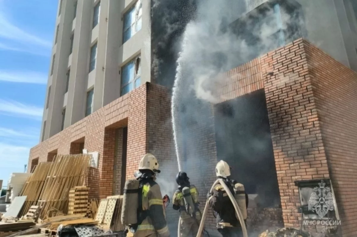 15 человек вывели из загоревшейся недостроенной многоэтажки в Барнауле