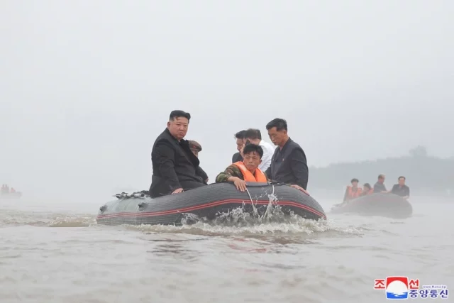 Ким Чен Ын продолжает лично бороться с наводнением