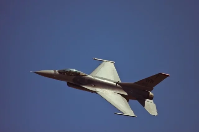 Истребитель F-16.