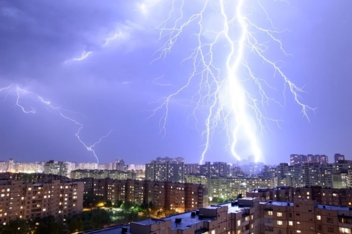 Физик Шлюгаев сказал, что гарантирует полную защиту от удара молнии