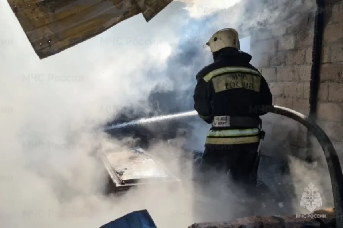 Мощный пожар охватил крышу строящейся школы в станице Тбилисской на Кубани