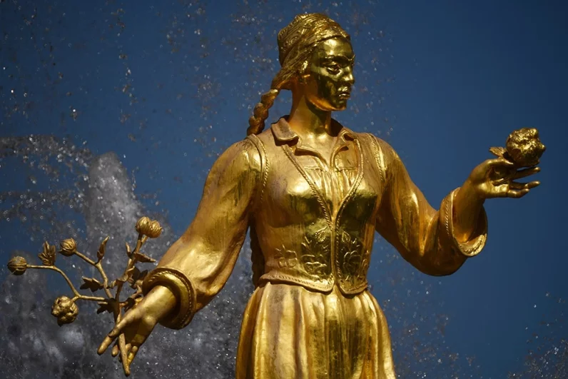 Узбекистан. Золотая узбечка демонстрирует народное достояние республики: держит в руках хлопок. Косы скульптуры свободно спадают на спину.