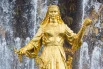 Армения. Символ республики - виноград, его держит бронзовая девушка. Под воздействием воды листья были частично разрушены, но сейчас их восстановили.