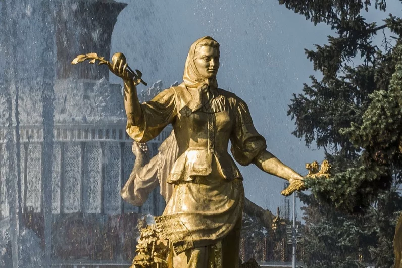 Белоруссия. Элементы костюма воссозданы из бронзы с исторической точностью. В одной руке белорусская красавица держит лен, в другой - яблоко, прославляя сельское хозяйство республики.