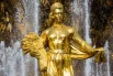 Латвия. Помимо национального костюма и связки колосьев в руках латвийки авторы изобразили  традиционное латышское украшение, венчающее ворот скульптуры. Называется оно сакта.