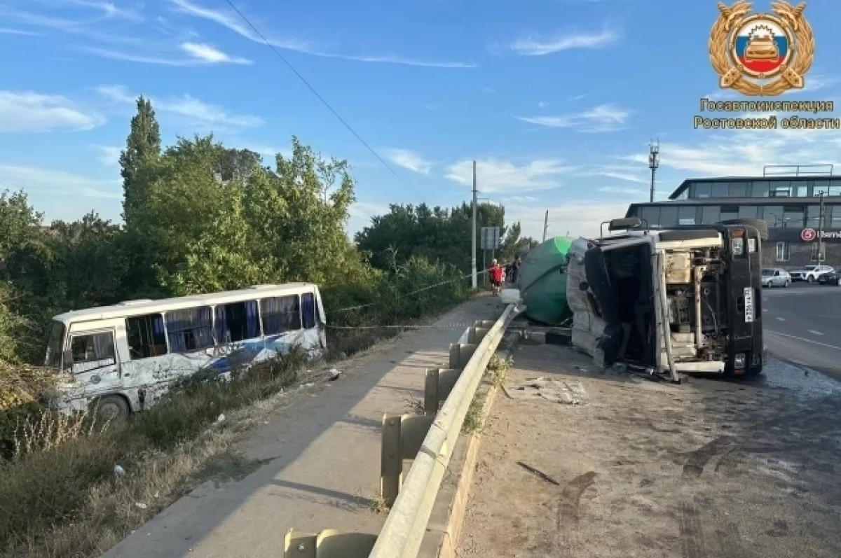 Под Ростовом грузовик перевернулся и столкнулся с автобусом