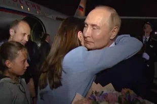 Опубликованы кадры встречи Путина с вернувшимися после обмена заключенными