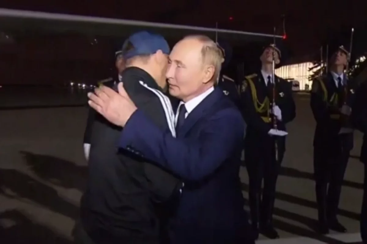 Путин лично встретил у трапа освобожденных в результате обмена россиян