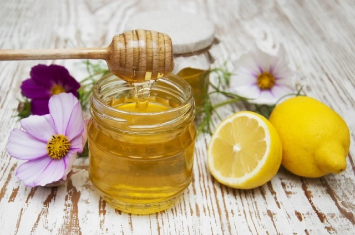 В Союзе пчеловодов РФ объяснили, как отличить настоящий мед от фальсификата