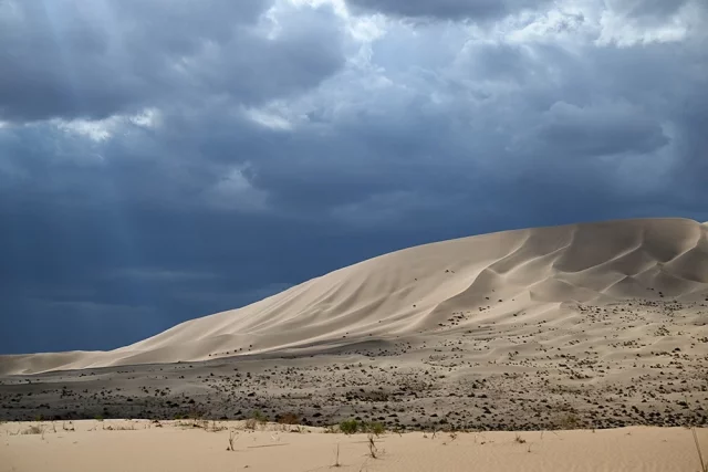 Песчаные дюны и озера пустыни Бадын-Джаран в Китае