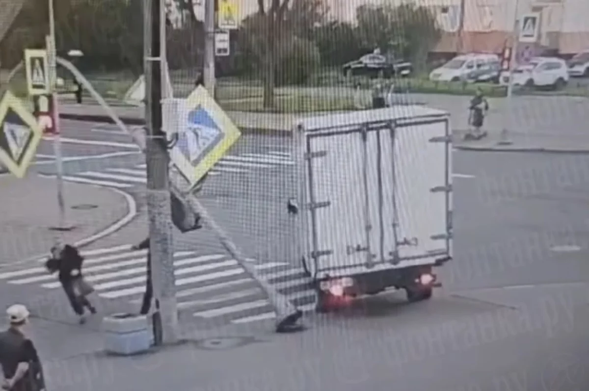 В Петербурге грузовик снёс светофор, который упал на школьницу