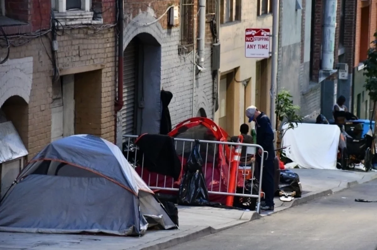 NYT: в Сан-Франциско борются с бездомными, выдавая им билеты в один конец