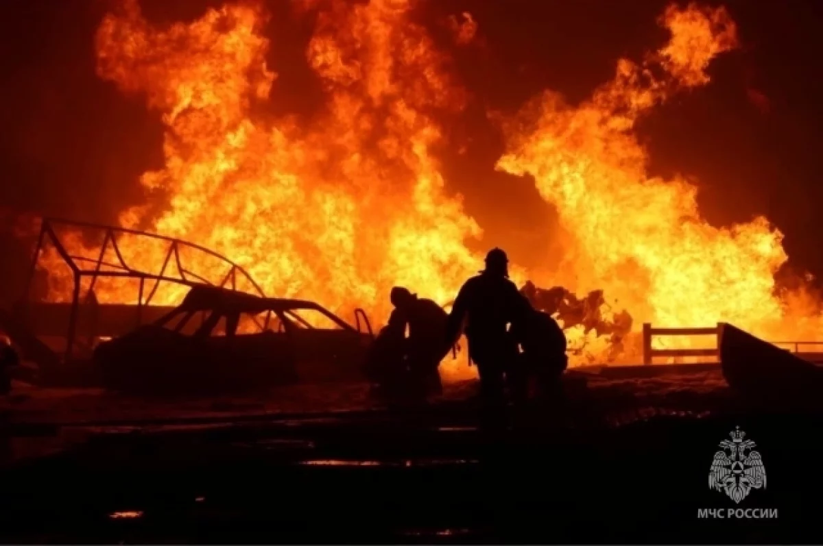 Пожар площадью 3 тысячи «квадратов» охватил склад в Северодвинске